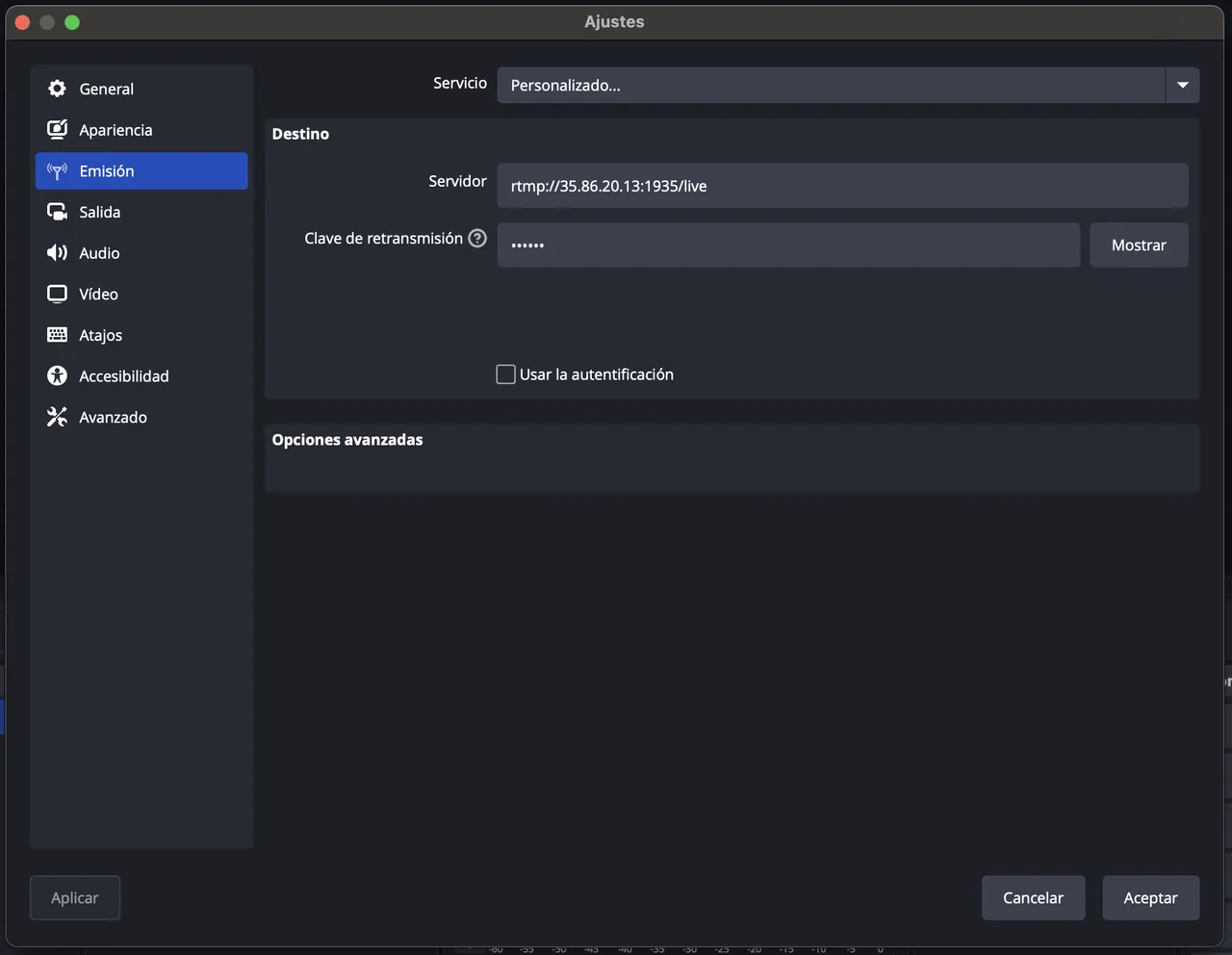 Captura del paso 2: los ajustes de emisión de OBS con un servidor personalizado y la clave de transmisión